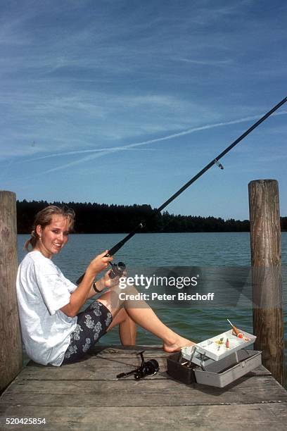 Angelika Reißner am am See beim Ferien-Appartement ihrer Eltern auf einem Bauernhof bei Rosenheim, Deutschland.