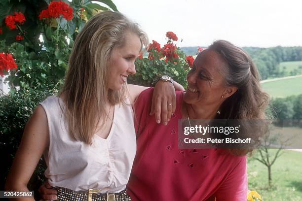 Angelika Reißner und Mutter Walburga Reißner am im Ferien-Appartement ihrer Eltern auf einem Bauernhof bei Rosenheim, Deutschland.