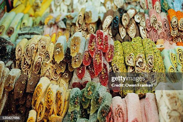 display of loukoum candies - delicia turca fotografías e imágenes de stock