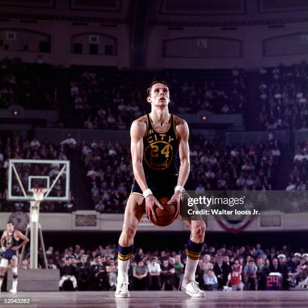 Rick Barry of the Golden State Warriors shoots with his unorthodox freethrow style during an NBA game circa 1970's. NOTE TO USER: User expressly...