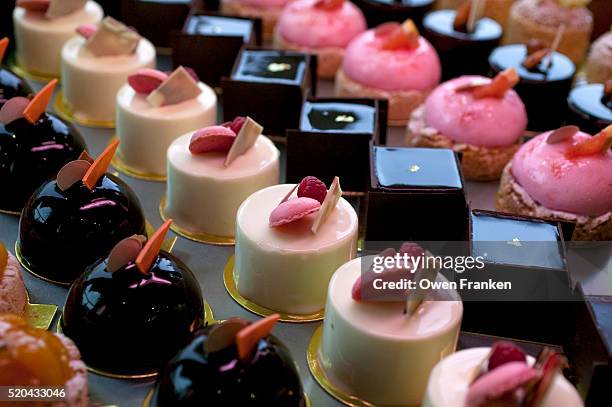 petit fours - tiny french pastries in a paris bakery - chocolatier photos et images de collection