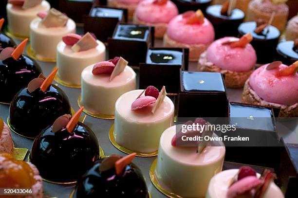 petit fours - tiny french pastries in a paris bakery - dessert foto e immagini stock