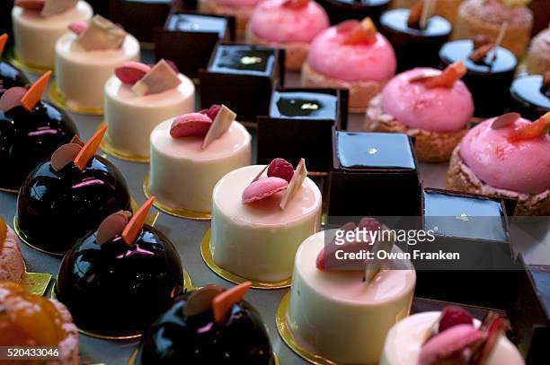 petit fours - tiny french pastries in a paris bakery - chocolatier stock pictures, royalty-free photos & images