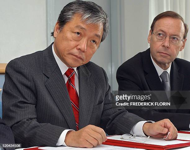 Portrait du directeur général de l'Organisation mondiale de la santé , le Sud-coréen Jong-Wook Lee aux côtés du ministre délégué à la Coopération et...