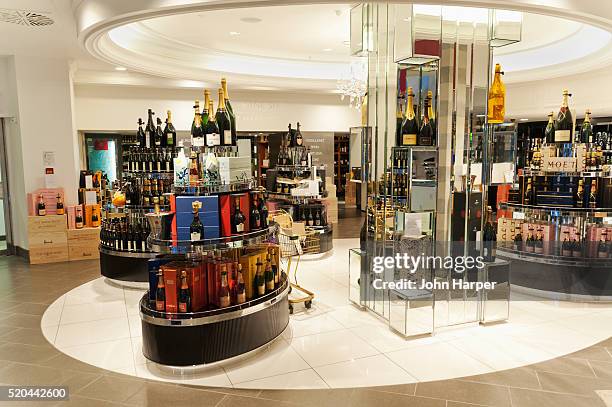 wine basement, harrods department store, london - harrods stock-fotos und bilder