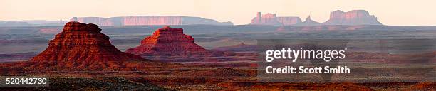 valley of the gods - hemisferio del norte fotografías e imágenes de stock