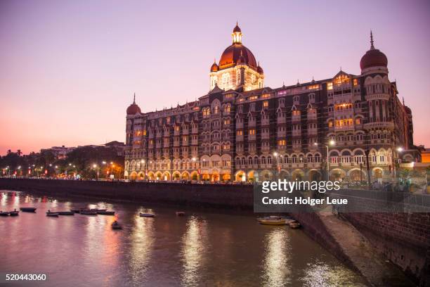 the taj mahal palace hotel at dusk - mumbai photos et images de collection
