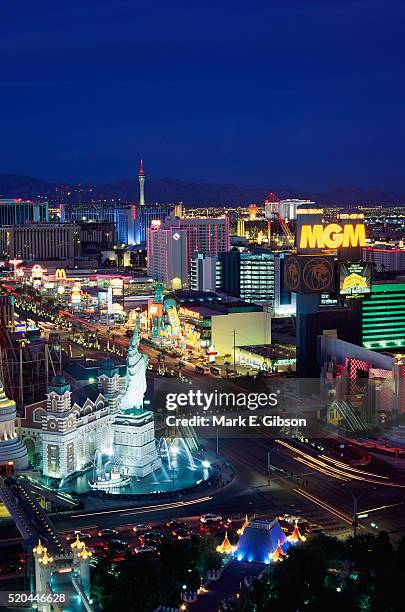 las vegas strip in the evening - new york new york hotel las vegas - fotografias e filmes do acervo