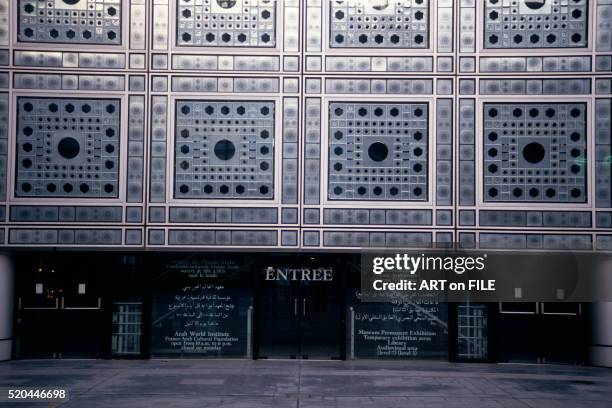 detail of the main entrance to the institut du monde arabe - instituto del mundo árabe fotografías e imágenes de stock
