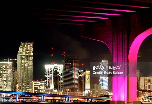 macarthur causeway bridge and skyline at night - miami skyline night stock pictures, royalty-free photos & images