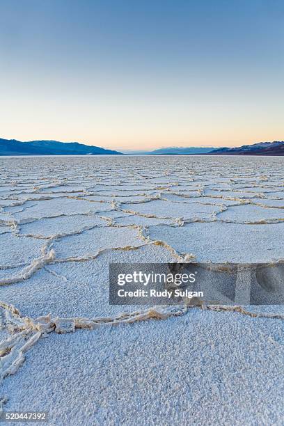 salt flats at badwater basin - lago salgado imagens e fotografias de stock
