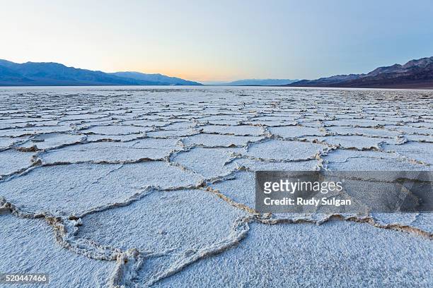 salt flats at badwater basin - lago salato foto e immagini stock