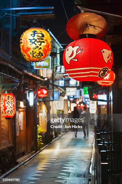 narrow street in pontocho - kioto prefectuur stockfoto's en -beelden