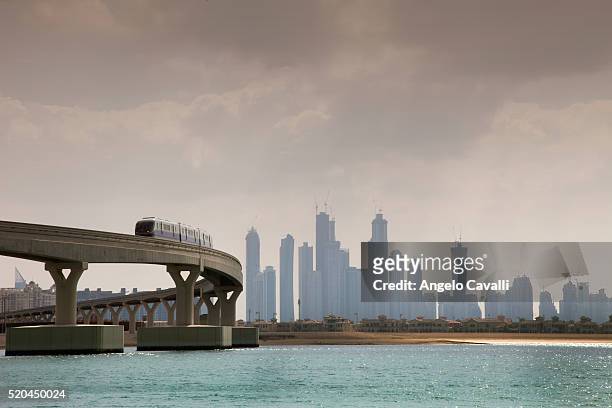 monorail to atlantis hotel on palm jumeirah island - monorotaia foto e immagini stock