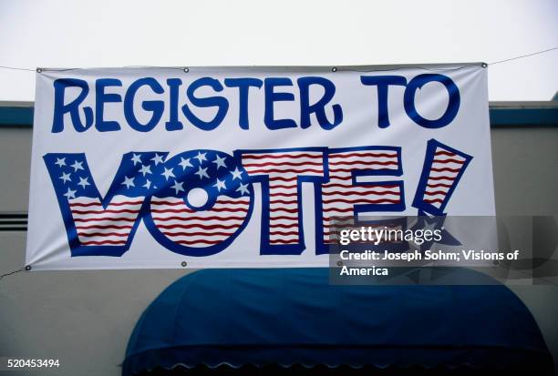 register to vote banner in california - iscrizione nelle liste elettorali foto e immagini stock
