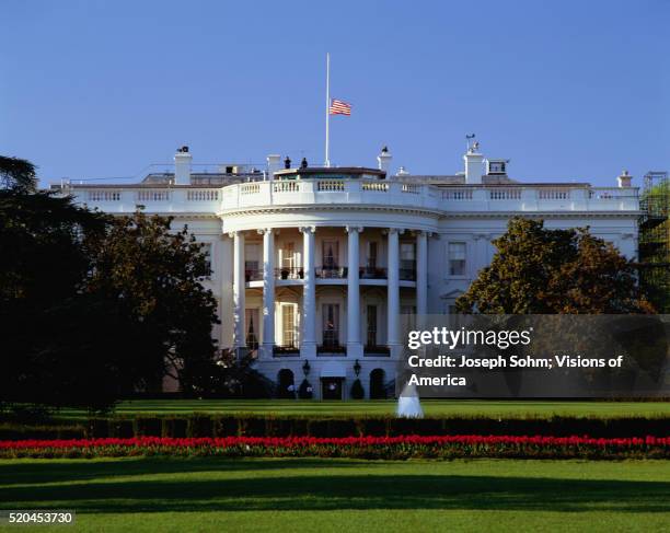 the white house - bandera a media asta fotografías e imágenes de stock