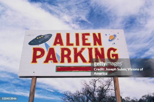 "alien parking" directional sign - roswell stock-fotos und bilder