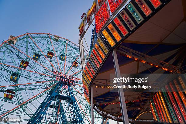wonder wheel and carousel at coney island - amusement park sign stock pictures, royalty-free photos & images