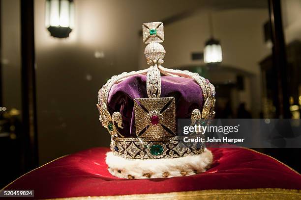 crown jewels at tower of london, london - british_crown stock-fotos und bilder
