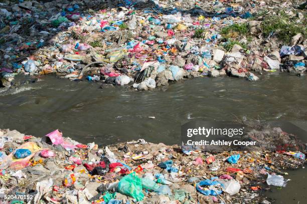 the bagmati river running through kathmandu in nepal. the river is full of litter and raw sewage - 生態滅絕 個照片及圖片檔