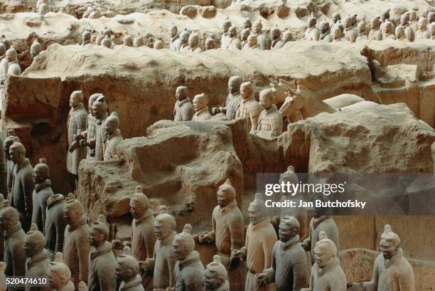 qin dynasty terracotta statues at the qin shi huangdi tomb - qin shi huangdi fotografías e imágenes de stock