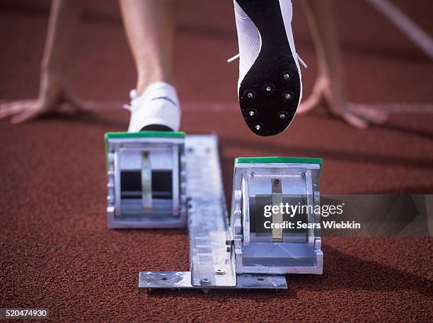 athlete at starting block - starting block photos et images de collection