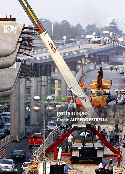 Obreros continuan con la construccion del segundo piso del periferico en Ciudad de Mexico el 20 de enero de 2005, que sera inaugurado el 23 de enero...