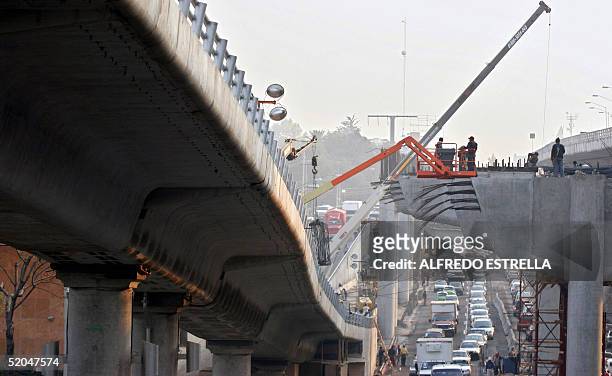Obreros continuan con la construccion del segundo piso del periferico en Ciudad de Mexico el 20 de enero de 2005, que sera inaugurado el 23 de enero...