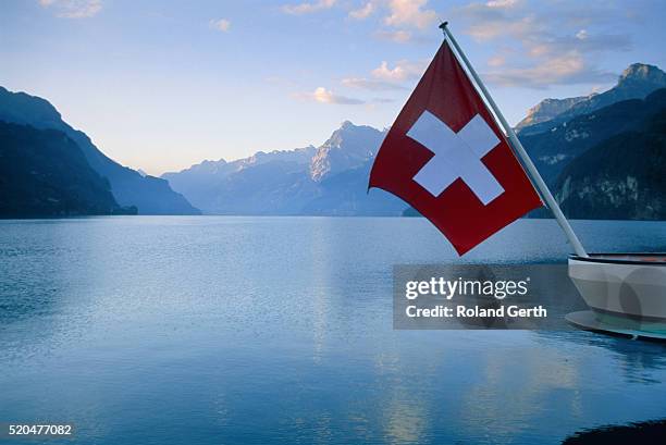 lake vierwaldstatter, switzerland - schweizer flagge stock-fotos und bilder