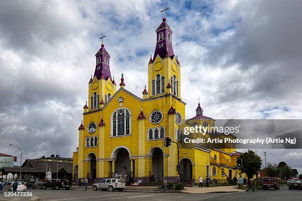 the facade of church of san francisco, castro, chiloe island, los lagos region, chile, south america - castro isla de chiloé fotografías e imágenes de stock