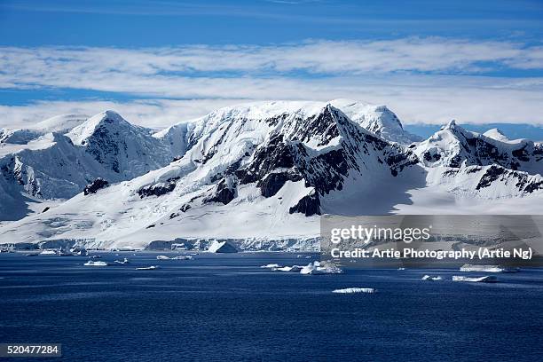 mountain range along danco coast, west coast of the antarctic peninsula - península antártica fotografías e imágenes de stock