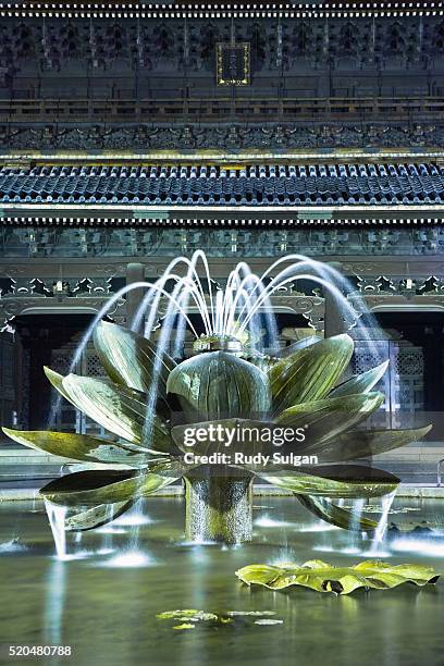 fountain in higashi hongan-ji temple in kyoto - higashi honganji temple fotografías e imágenes de stock