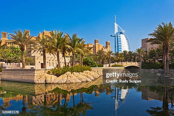 madinat jumeirah and burj al-arab hotel in dubai - hotel madinat jumeirah fotografías e imágenes de stock