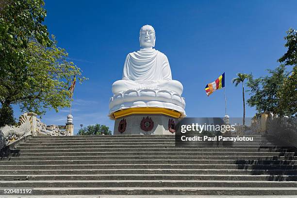 seated buddha, long son pagoda, nha trang, vietnam - pagoda foto e immagini stock