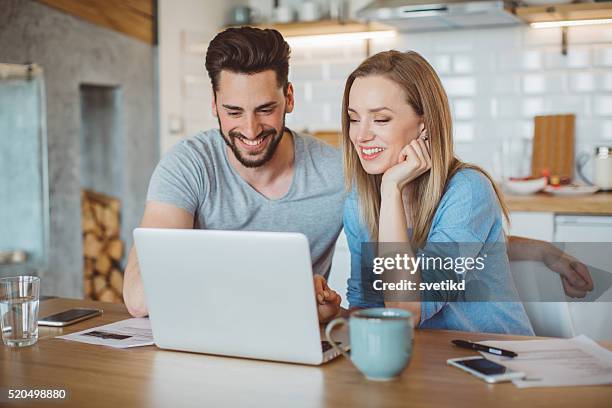 les finances mensuel - kitchen internet photos et images de collection