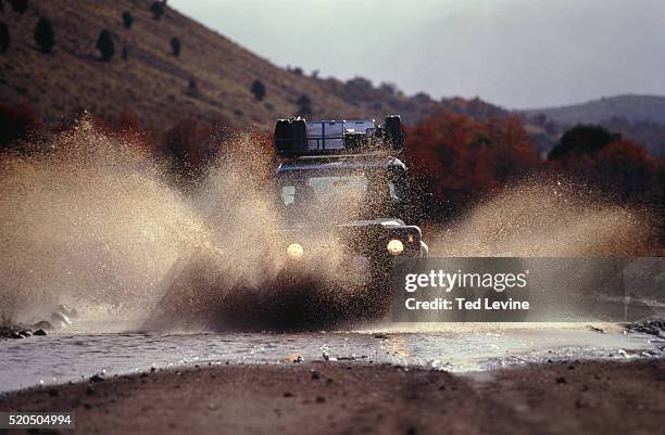 jeep splashing through puddle, patagonien, argentina - off road stock-fotos und bilder