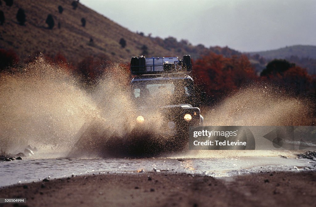 Jeep splashing through puddle, Patagonien, Argentina