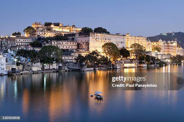 city palace and lake pichola, udaipur, india - udaipur imagens e fotografias de stock