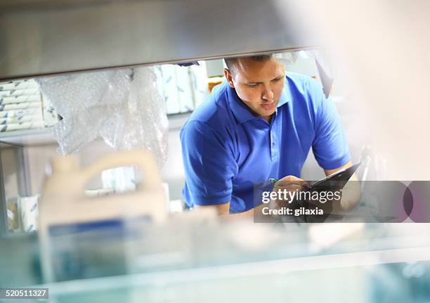 almacén de inspección. - blue polo shirt fotografías e imágenes de stock