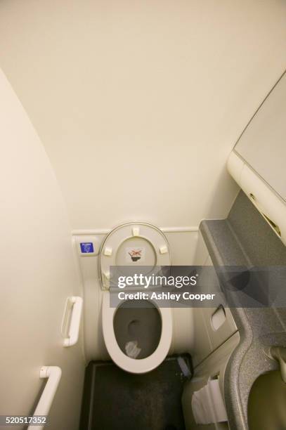 airplane toilet - airplane bathroom stockfoto's en -beelden