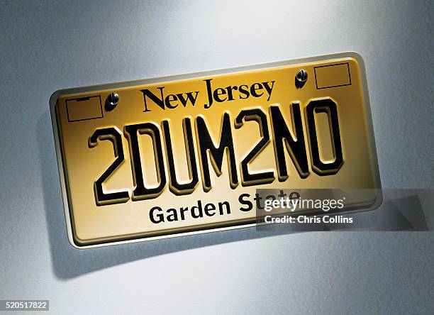 2dum2no vanity license plate - license plate stockfoto's en -beelden