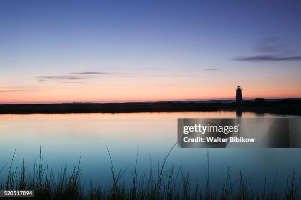 edgartown harbor light at dawn - marthas vineyard stockfoto's en -beelden