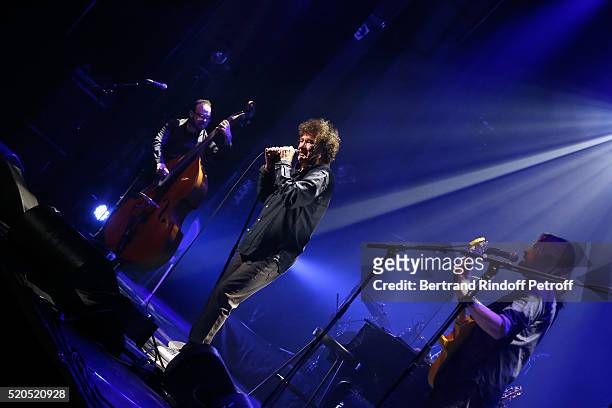 Singer Robert Charlebois performs during his "50 ans, 50 chansons" : Concert at Bobino on April 11, 2016 in Paris, France.