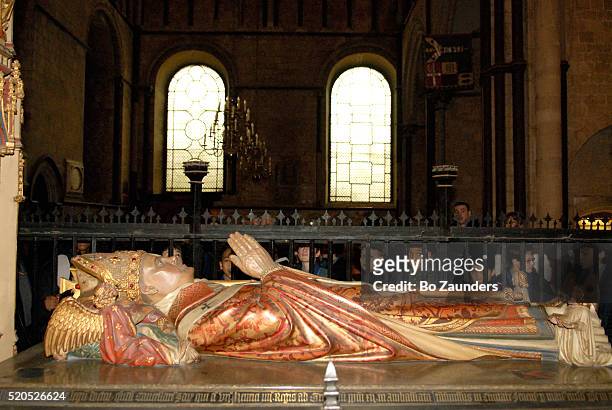 effigy of medieval archbishop in canterbury cathedral - canterbury cathedral stock pictures, royalty-free photos & images