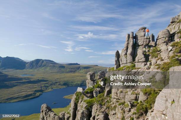 loch lurgainn and stac pollaidh mountain - stac pollaidh foto e immagini stock