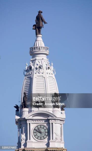 statue of william penn on philadelphia city hall clock tower - rathaus von philadelphia stock-fotos und bilder
