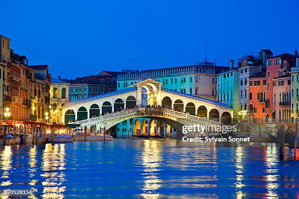 rialto bridge at night - rialto bridge stock pictures, royalty-free photos & images