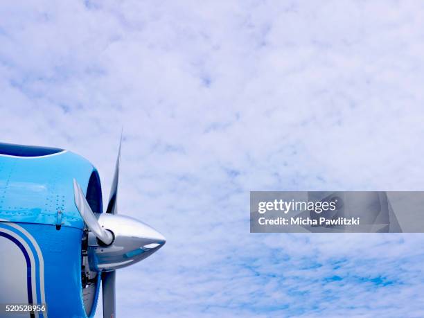 propeller of a blue airplane - aspas fotografías e imágenes de stock