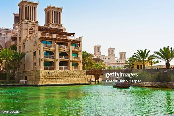 madinat jumeirah, dubai - hotel madinat jumeirah stockfoto's en -beelden