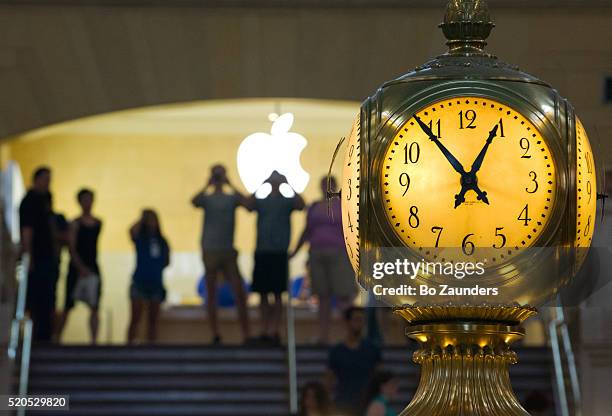 clock in grand central terminal and apple store, new york city - apple inc stock pictures, royalty-free photos & images